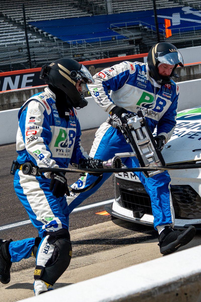 LEGACYMotorClub's tweet image. Green flag pit stop for right side tires!