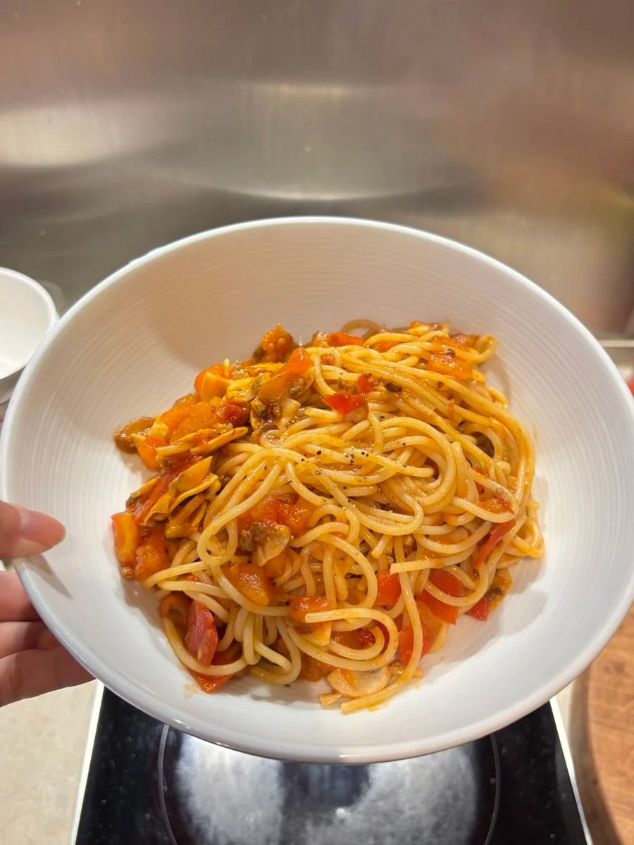 Avonlea4366's tweet image. A bowl of spaghetti on the stove is the perfect invitation to gather around the table.🍽️❤️ #SpaghettiNight #CookingAtHome #Delicious