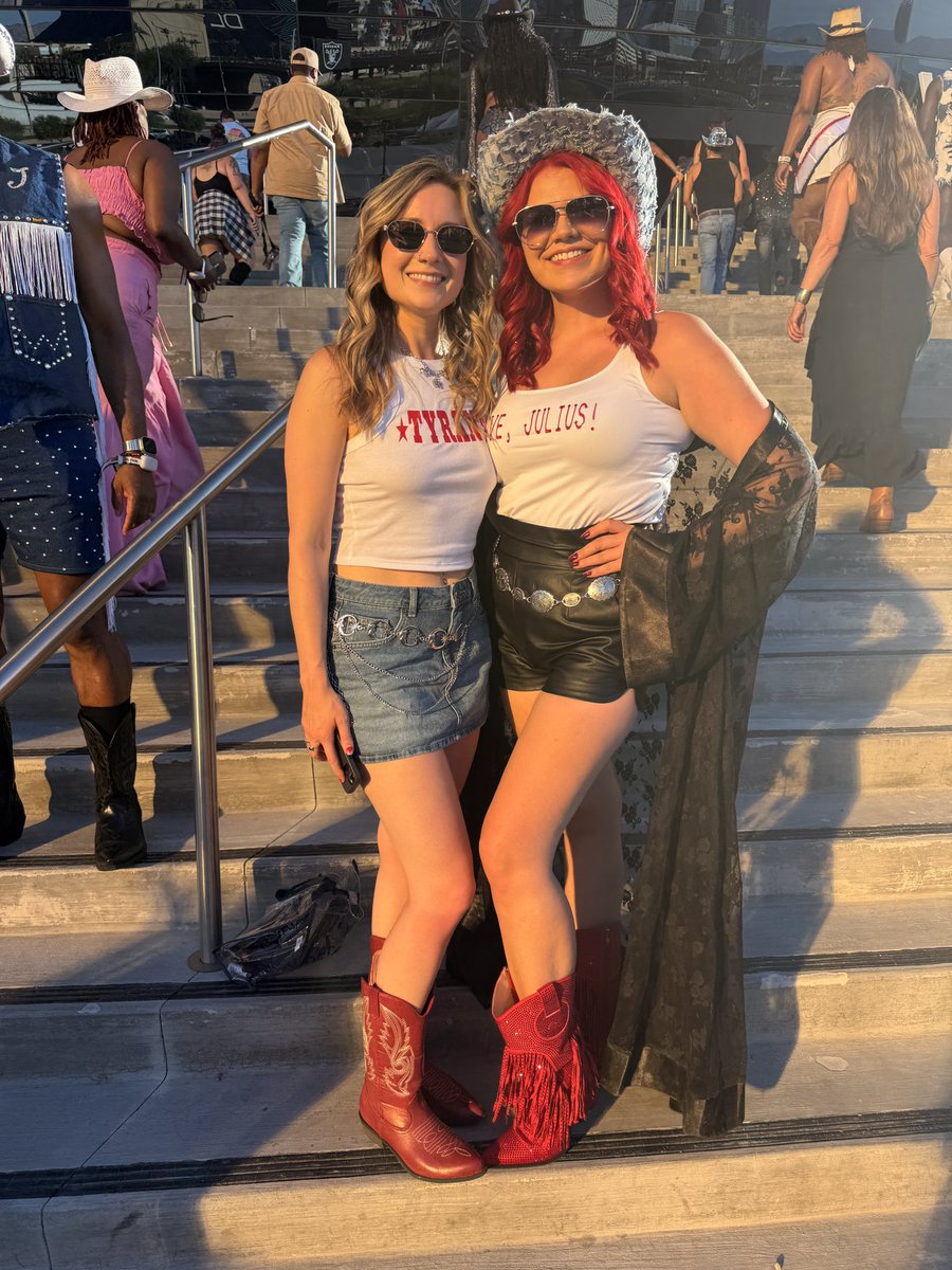 EmLen_'s tweet image. my body is broken but my heart is full.
emotional post coming later but my God my soul is healed from all the love of the CC era🥹💕