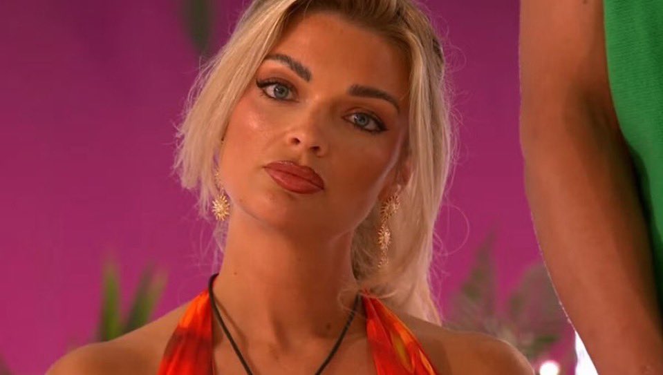 mytypeonpaper's tweet image. I feel so sorry for Helena having to stand there and listen to Harry giving Shakira that speech #loveisland