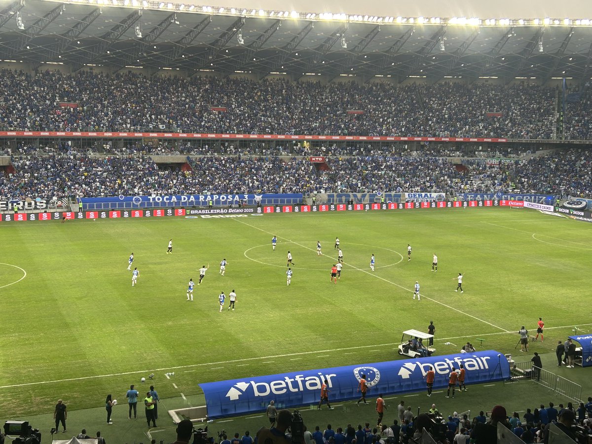 Gui_alvesc's tweet image. Cai a invencibilidade do Cruzeiro no pior jogo dessa sequência de 16 jogos. Senti um Cruzeiro extremamente desgastado. Bastante cansado. Numa rotação muito abaixo, principalmente nesse segundo tempo. Cometendo erros que não comete normalmente e sem nenhuma criatividade,…