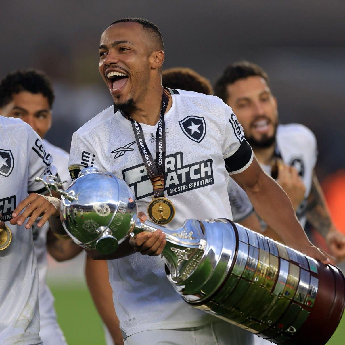 EspacoGlorioso's tweet image. BOTAFOGO RECUSOU PROPOSTA DO SHABAB AL AHLI POR MARLON FREITAS.

O clube dos Emirados Árabes fez uma proposta de US$ 2 milhões (R$ 11,1 milhões) pelo capitão Marlon Freitas, mas o Glorioso sequer abriu conversas, por considerar o valor baixo, e recusou a proposta.

Peça…