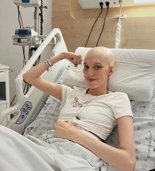 She’s battling cancer with strength in her smile and fire in her soul 💪🎗️
Her hair is gone, but not her hope.
Say Hi, Follow, Repost, and 
Donate 👉 donation.logoartx.com 💛