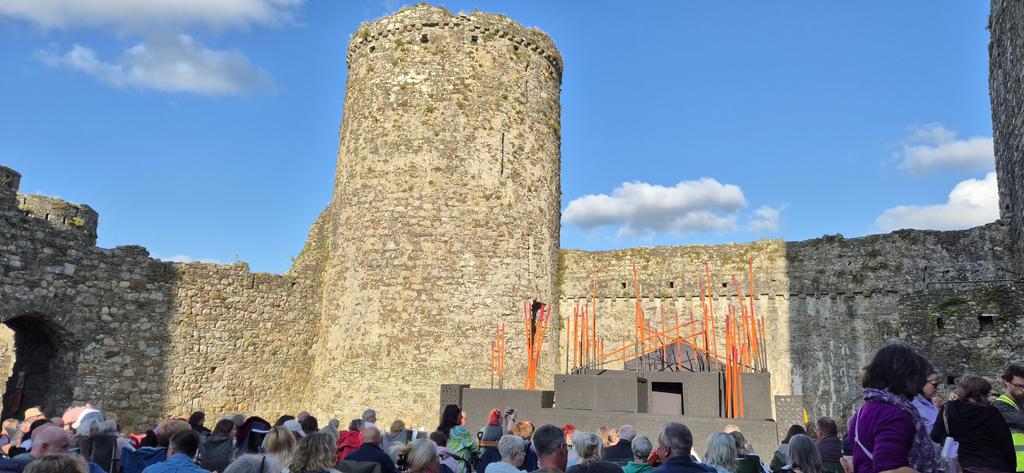 _MisterSnow's tweet image. Macbeth at Kidwelly Castle with @CharlotteLeony #birthdayweekend 👻🧙♀️🏴🏰