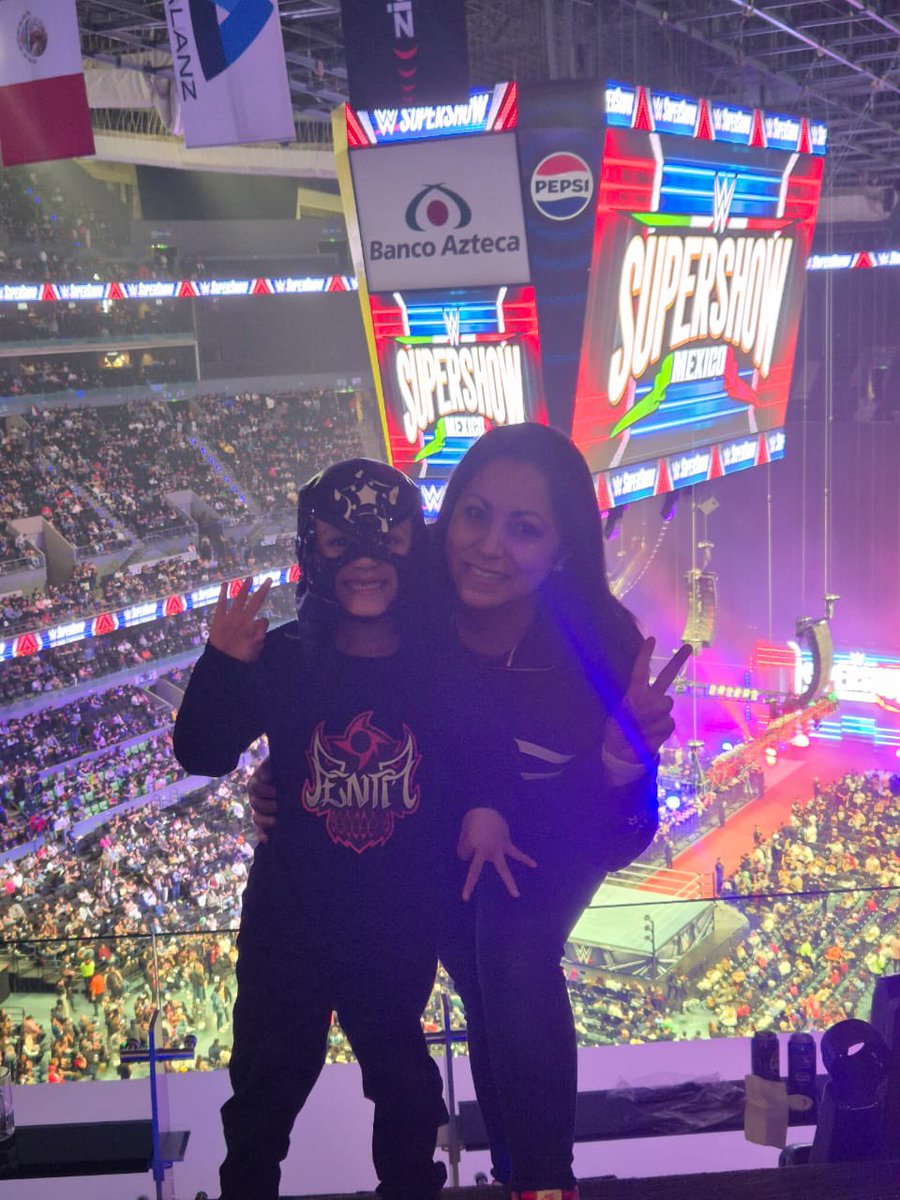 JorgeNikaidoB's tweet image. Así se la pasaron nuestros invitados al SuperShow de la @WWE en la @ArenaCdMexico.
Luces, gritos y llaves por todos lados.
Gracias por ser parte de esta dinámica. ¡Nos vemos en la próxima!