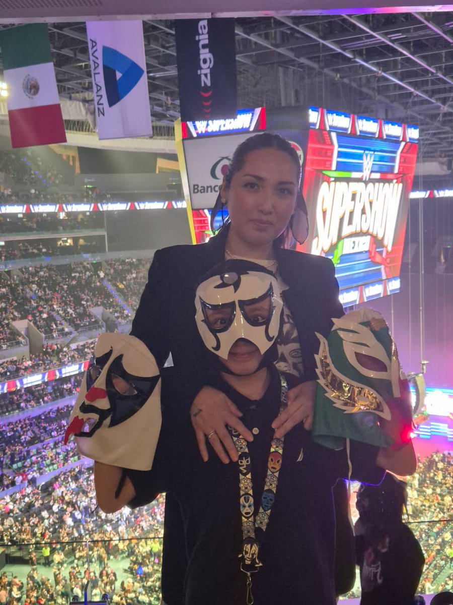 JorgeNikaidoB's tweet image. Así se la pasaron nuestros invitados al SuperShow de la @WWE en la @ArenaCdMexico.
Luces, gritos y llaves por todos lados.
Gracias por ser parte de esta dinámica. ¡Nos vemos en la próxima!