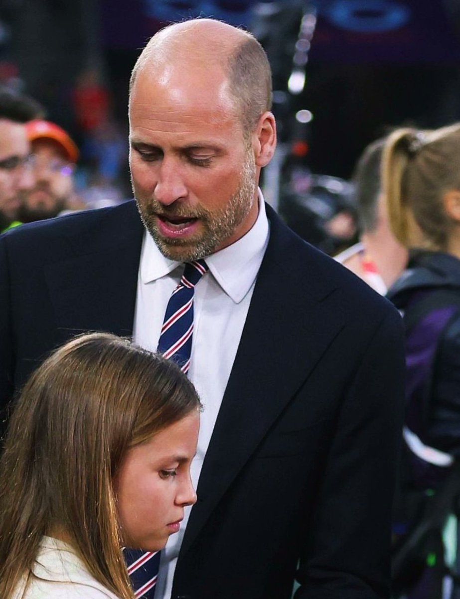 BillyDouglass7's tweet image. Wow what a great day this has been. Seeing our Prince William and his adorable little mini-me celebrate England's big football victory has been very special.鉂わ笍馃グ