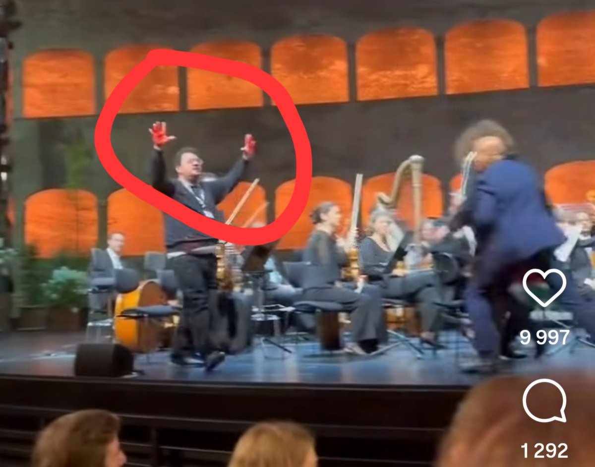 Blutrote Hände – das Symbol des Lynchmords an Israelis in Ramallah: Damit stürmen Aktivisten die #SalzburgFestspiele.

Vizekanzler <a href="/AndiBabler/">Andi Babler</a>? Keine Abgrenzung, sondern das Angebot zum Dialog. Weiß er, mit wem hier eigentlich gerade Dialog geführt wird? #Antisemitismus #babler