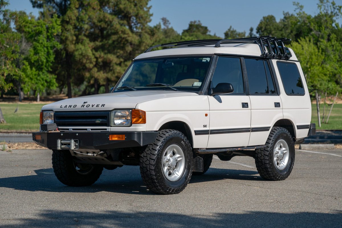 Bringatrailer's tweet image. Sold: 1997 Land Rover Discovery SE for $9,600. bringatrailer.com/listing/1997-l…