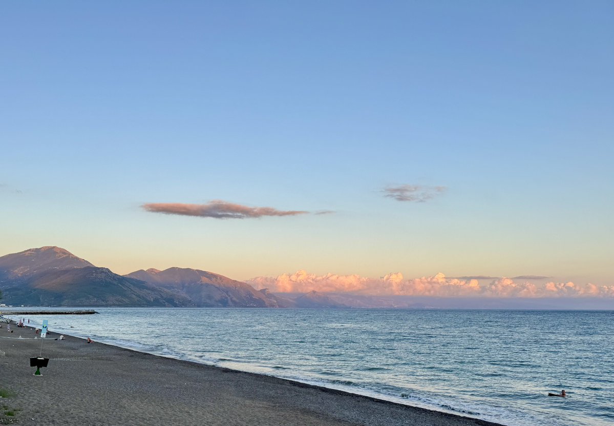 SabrySocial's tweet image. Sono in un piccolo paesino del Cilento e mi sembra di essere tornata indietro nel tempo. Qui si respira libertà: profumi antichi mescolati alla salsedine, pace, amicizia tra sconosciuti, campane a festa, la gioia dei bambini, il rispetto autentico. Quanto è bello il Sud…
