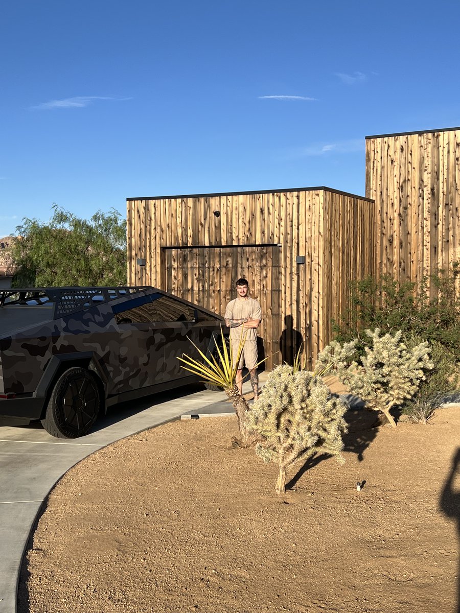 CyberBagChaser's tweet image. House goals in the Desert. #cybertruck #modernhome #houseporn #joshuatree