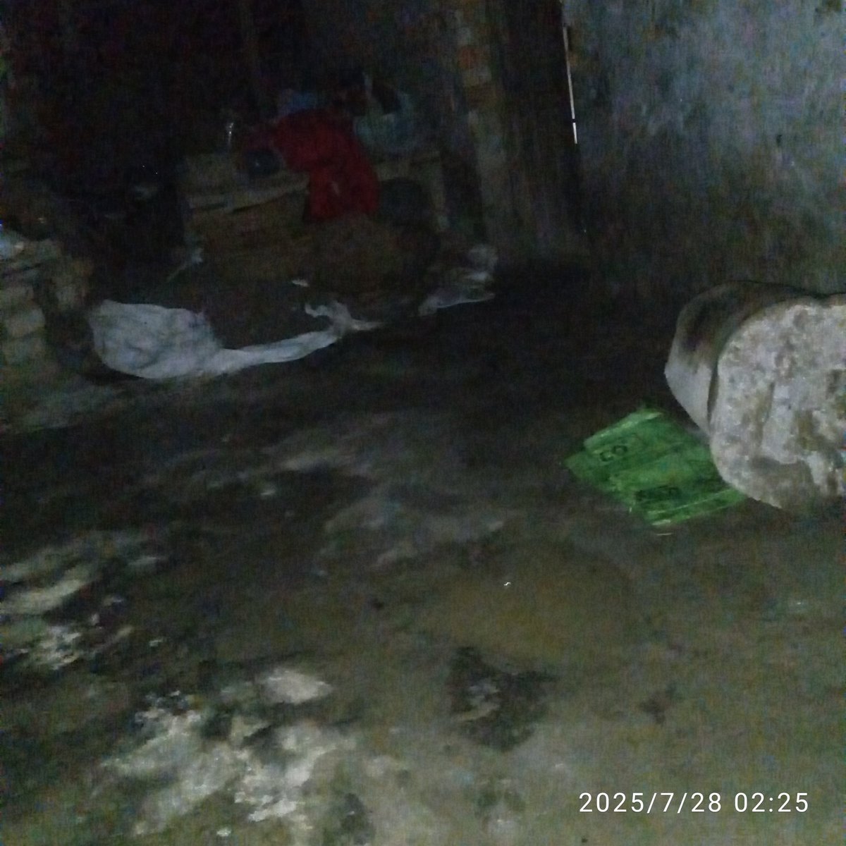 manoj_kushva's tweet image. बारिश हो रही है घर टूटा फूटा है , प्लास्टिक पनिक ओढ़ कर सोना है। 🚩🙏🌾🌧️🥲