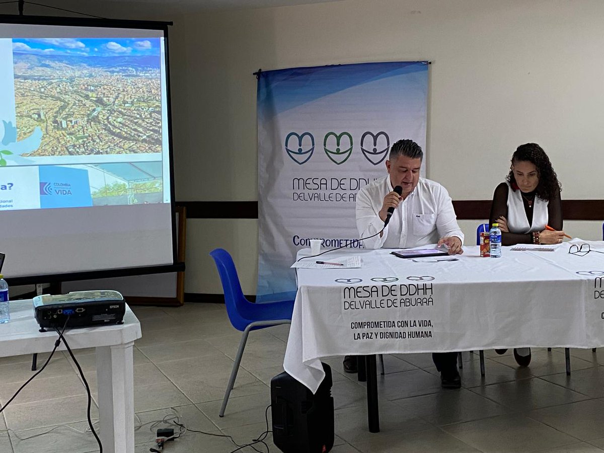 ComisionadoPaz's tweet image. 🗣️Desde el Espacio de Conversación Sociojurídico para la Paz Urbana en Medellín y el Valle de Aburrá participamos en la conmemoración de los 16 años de la @Ddhhvalle, escenario en el que socializamos los avances de este proceso para el desescalamiento de las violencias, la…