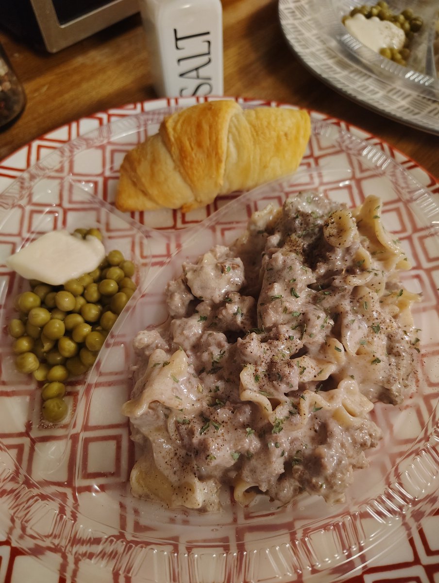 Laterbexx's tweet image. Stroganoff, peas and garlic parmesan crescent rolls.
What are y'all having? Better if you include a picture