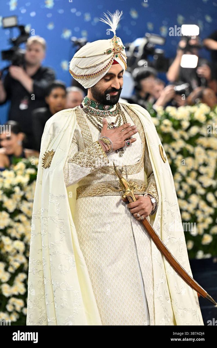 sqiouyilu's tweet image. learning gurmukhi off diljit dosanjh’s met gala outfit 🧠✨