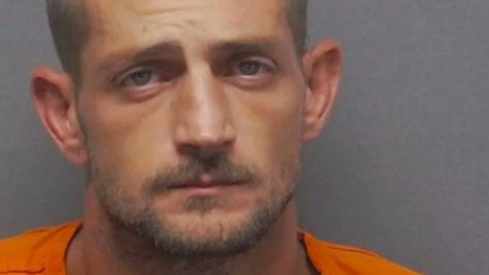 KABBFOX29's tweet image. Father-son argument turns deadly: Elderly man fatally stabbed inside home, deputies said.
bit.ly/3IPg1rG