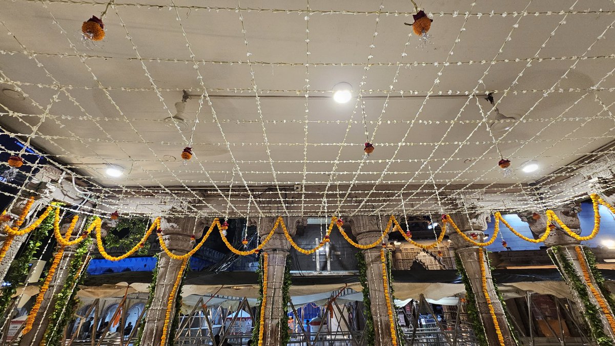 ShriVishwanath's tweet image. श्रावण मास के तृतीय सोमवार पर श्री विश्वेश्वर धाम का अलौकिक श्रृंगार।
#banaras #kashivishwanath #bholenath #sawansomwar #hinduism #sanatandharma #sawan2025