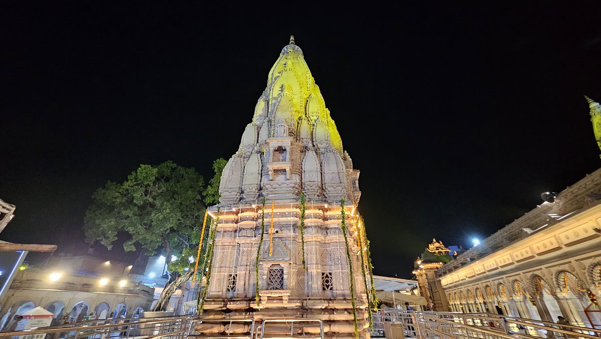 ShriVishwanath's tweet image. श्रावण मास के तृतीय सोमवार पर श्री विश्वेश्वर धाम का अलौकिक श्रृंगार।
#banaras #kashivishwanath #bholenath #sawansomwar #hinduism #sanatandharma #sawan2025