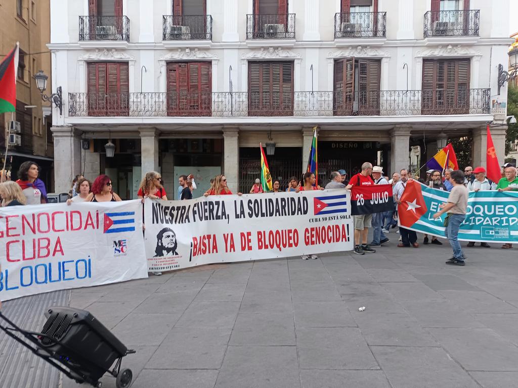 Como cada #26deJulio salimos a las calles para defender a #Cuba 🇨🇺
Desde Madrid marchamos en conmemoración #SiempreEs26 
¡NUESTRA FUERZA LA SOLIDARIDAD!
¡BASTA YA! de #BLOQUEO GENOCIDA
¡Cuba no está sola!
#TumbaElBloqueo

🔴 #LaLuchaNoHaCesado
⚫️ #CubaEstáFirme