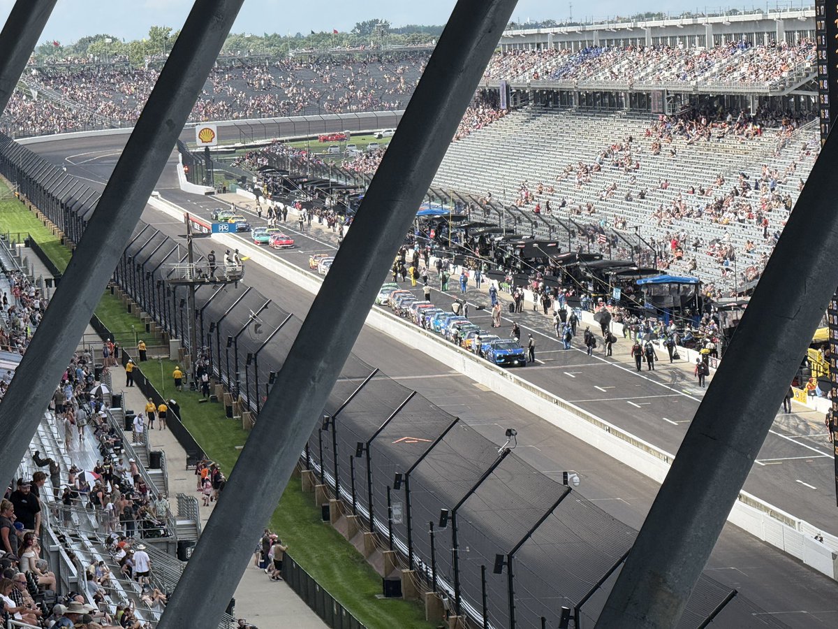 PresleySorah's tweet image. Sun is back on the front stretch 

#NASCAR