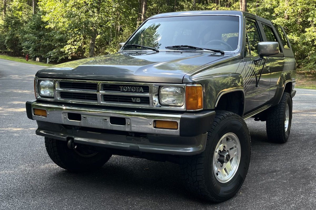Bringatrailer's tweet image. Sold: 1988 Toyota 4Runner SR5 V6 4×4 5-Speed for $16,250. bringatrailer.com/listing/1988-t…