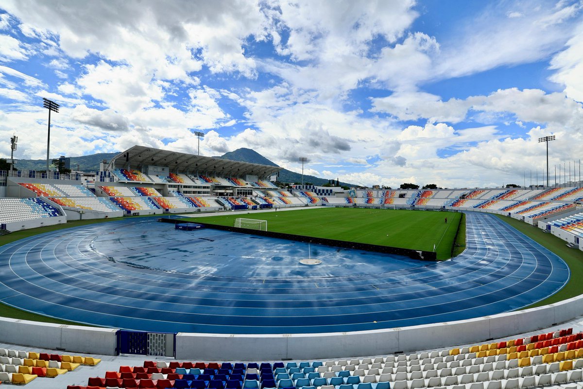 #Fútbol ⚽| En el Estadio Nacional Jorge “El Mágico” González, Alianza y Luis Angel Firpo realizan trabajos de calentamiento previo al duelo que no finalizó ayer debido a las fuertes lluvias que cayeron en San Salvador. 

El partido se reanudará con marcador 2-1 a favor de