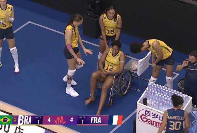 Limite_Volei's tweet image. Minh tristeza não é com essa prata, é saber que a Ana Cristina não vai jogar o Mundial
Isso sim é triste 😭