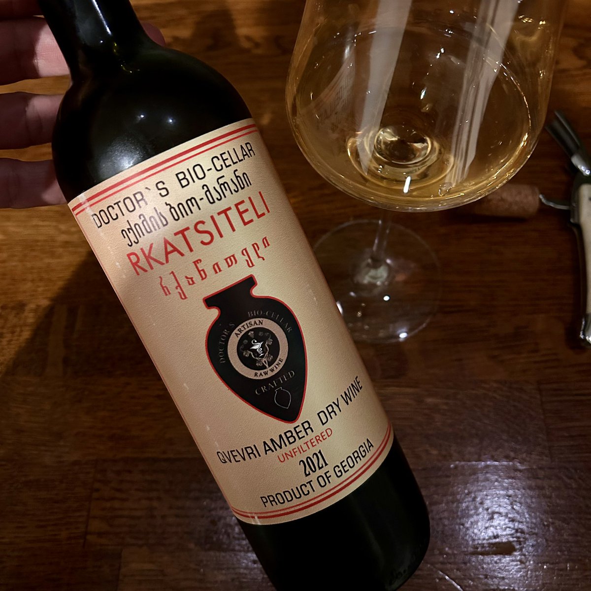 Rkatsiteli from a small pioneer in the Akasheni microzone of Kakheti #Georgia. Macerated 6 months in qvevri (buried earthenware vessel). Fresh and limpid, textured and gripping, with harmonious notes of tea, flowers, pear, quince, cinnamon, and dried apricots ❤️