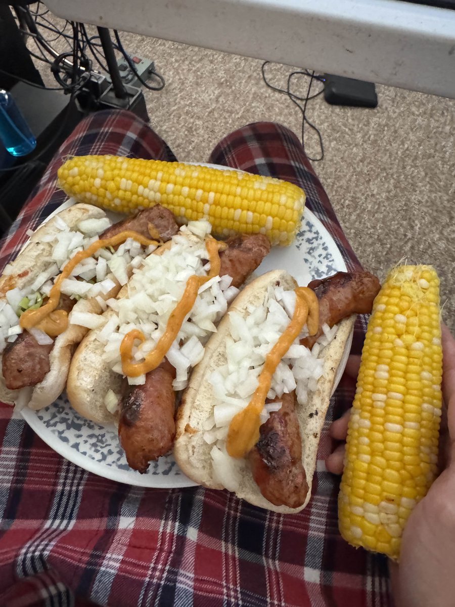 Carputing's tweet image. Mom cooked corn and sausages