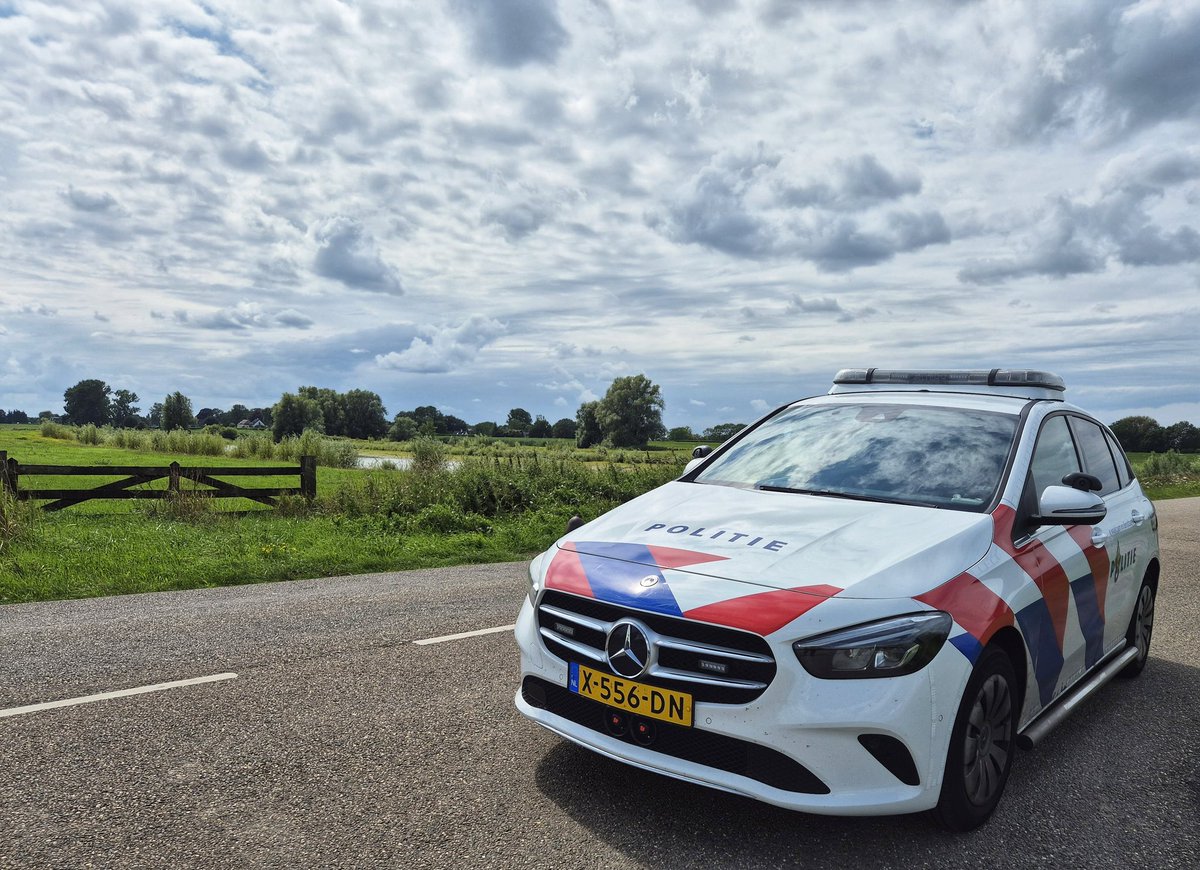 Dienst met gloednieuwe collega Larissa 👮🏼‍♀️
Uiteraard heb ik haar ons mooie werkgebied laten zien.

Het was een relatief rustige dienst qua meldingen. 
Wij hebben oa een groen boa ondersteund, en moesten optreden bij een huiselijk geweld casus. 

Fijne avond en tot morgen 👮🏼‍♀️👋🏼