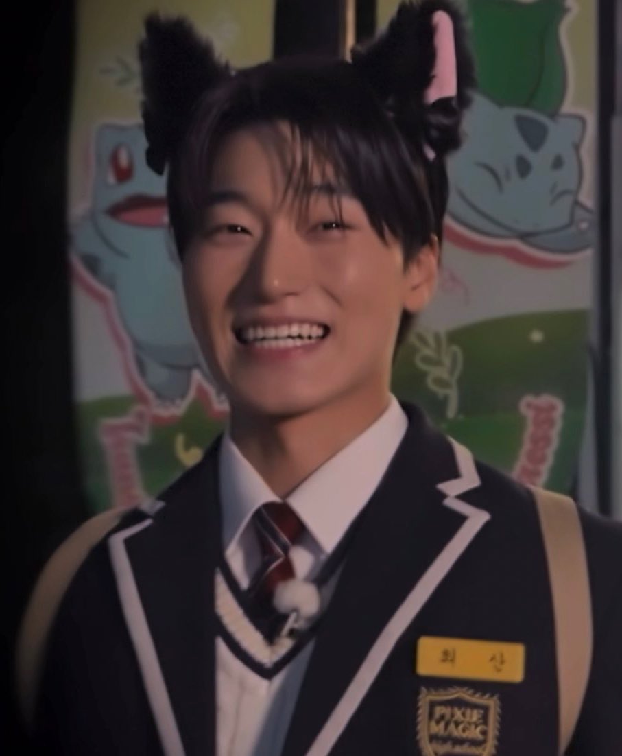 ifwithoutwoosan's tweet image. this the same man, mind you.