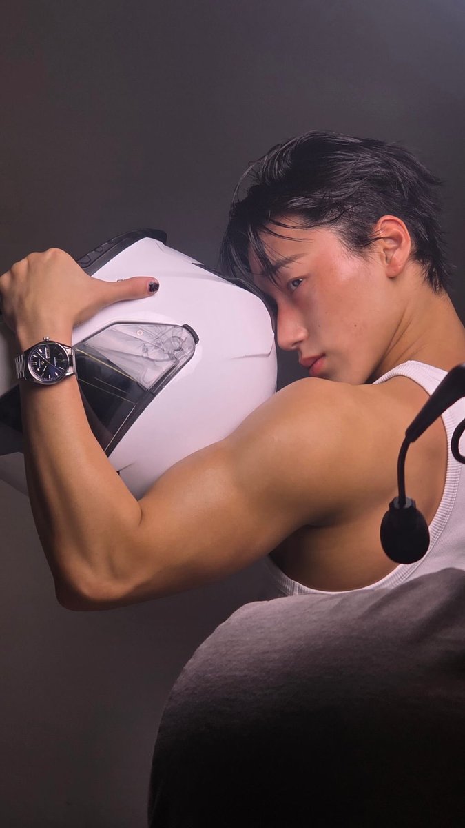 ifwithoutwoosan's tweet image. this the same man, mind you.