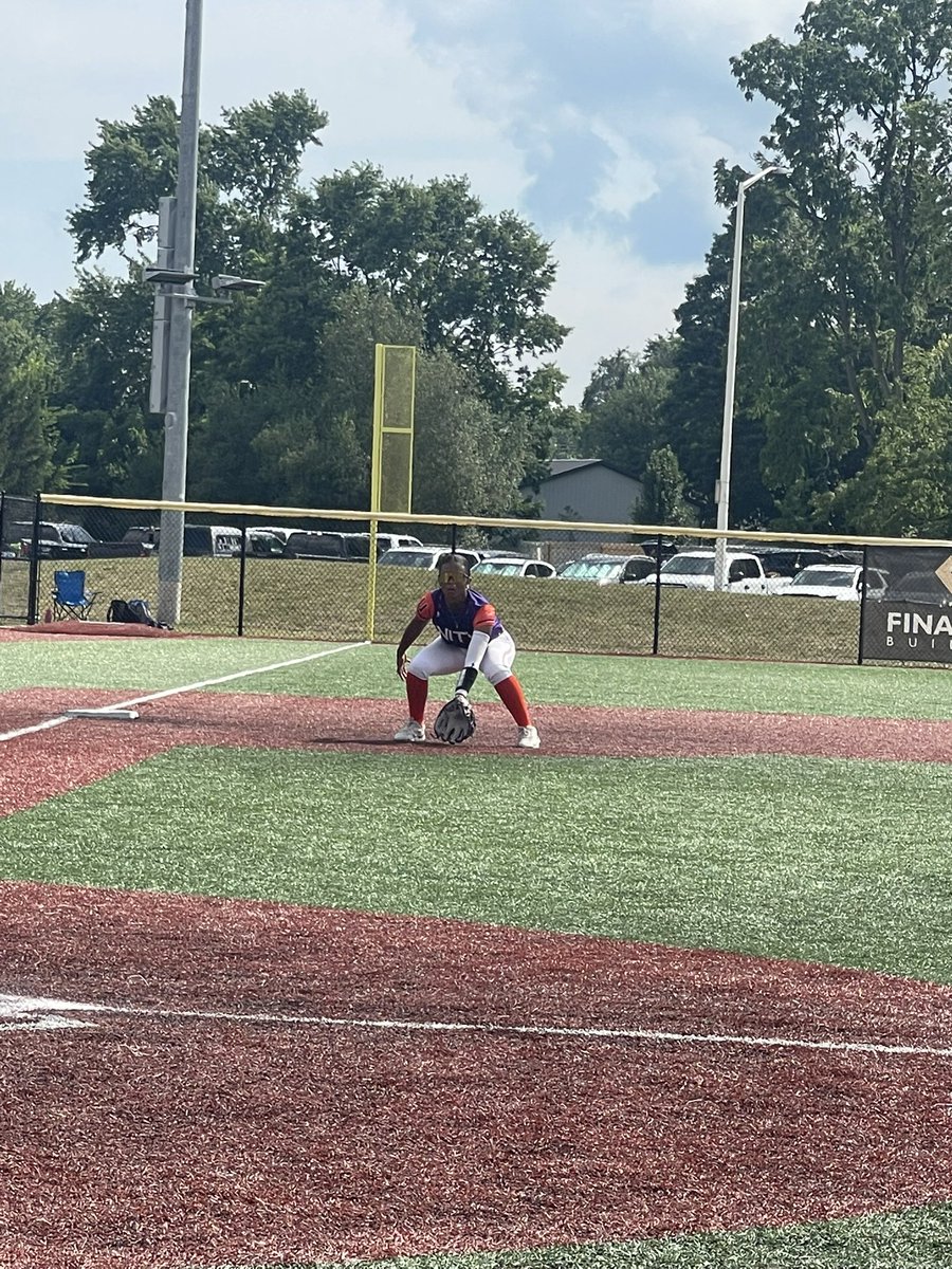 CurrieBaller2's tweet image. Battling it out at Alliance 14U Nationals! We are 2-0 and we made it to the Super Regionals! Last tournament of the summer! 💜🧡💜🧡 @VAUnitySB @09Unity @UnityCoachJosh