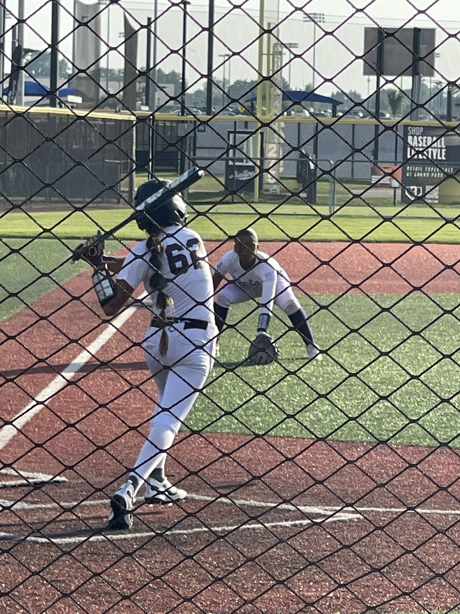 CurrieBaller2's tweet image. Battling it out at Alliance 14U Nationals! We are 2-0 and we made it to the Super Regionals! Last tournament of the summer! 💜🧡💜🧡 @VAUnitySB @09Unity @UnityCoachJosh