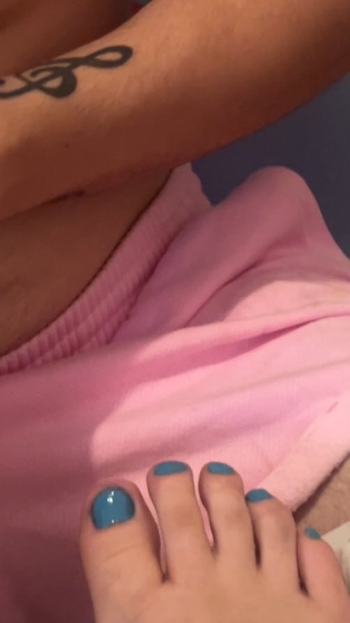 p1nk_bruises's tweet image. Never showing his face or telling you about his dick but believe he’s locked in my room daily cuz he’s not allowed to leave and I love him