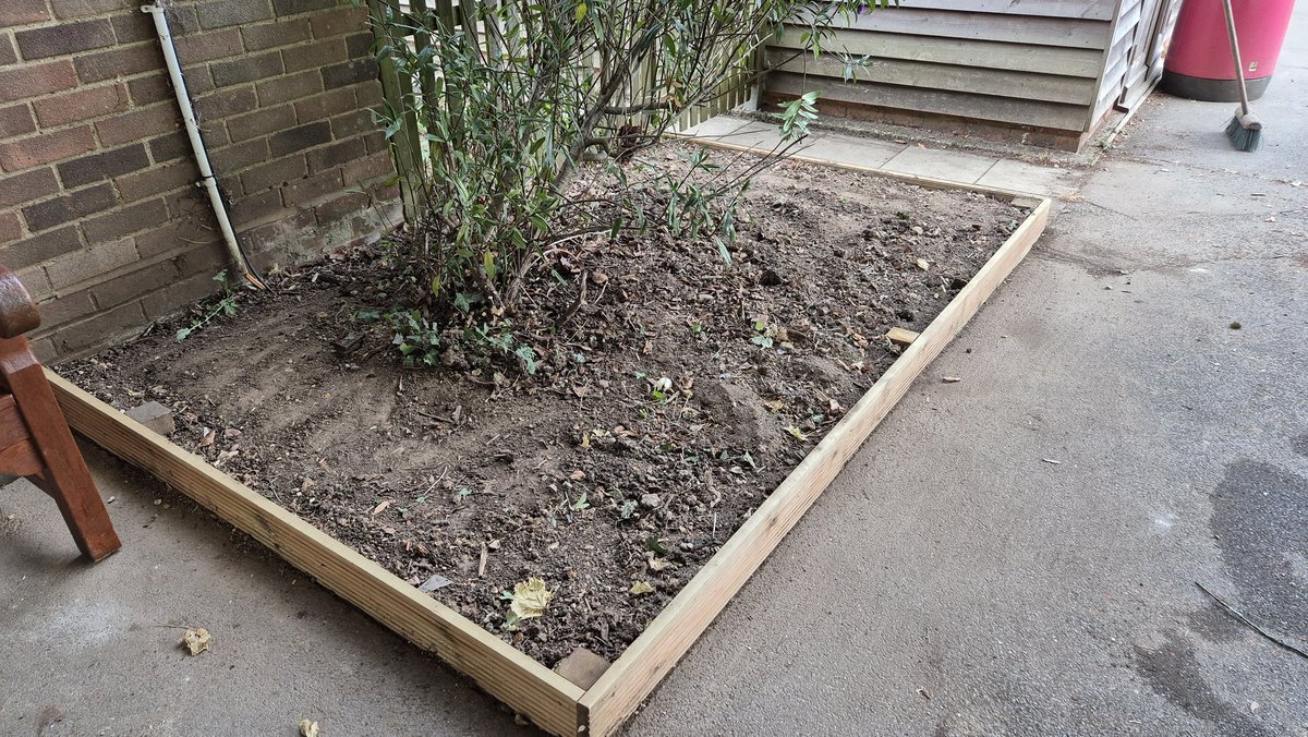 Day 2 was another very busy day. From benches being repainted and oiled, to walls being painted, to flower beds being re-edged, to a beautiful mural finding a home: thank you to our amazing parents and friends, we are very grateful.