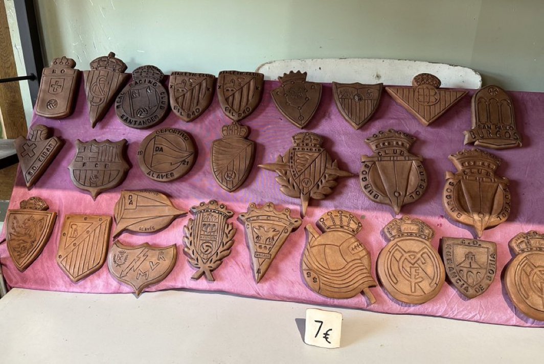 Larga vida a los productos artesanales. 

7€ poco me parece. Y encima con el escudo antiguo del @alaves entre otros históricos. 

📍 Tienda de Territorio Artlanza, dentro de Quintanilla del Agua (Burgos).

📸 <a href="/MarioJimenezB_/">Mario Jiménez</a>