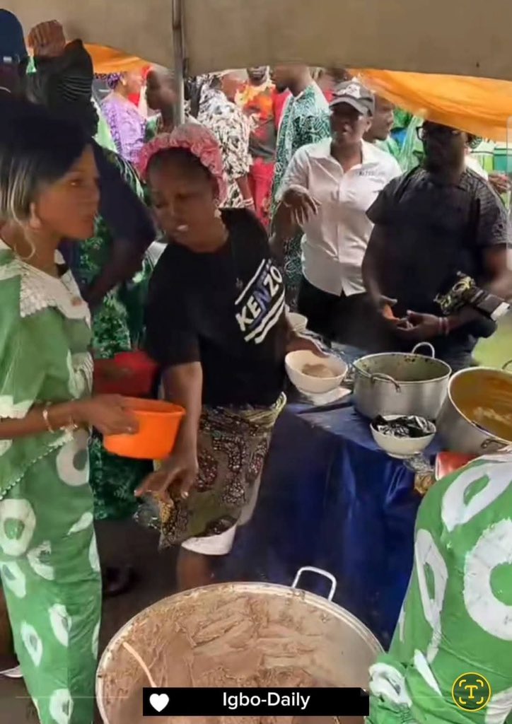 Unabombaar's tweet image. 😳😳😳😳 Amala day in Imo state?!! These yariba people do not know how to respect their hosts!! Who gave them the right to bring Amala into Igbo Land?