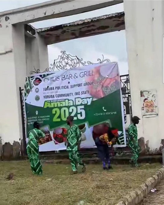 Unabombaar's tweet image. 😳😳😳😳 Amala day in Imo state?!! These yariba people do not know how to respect their hosts!! Who gave them the right to bring Amala into Igbo Land?