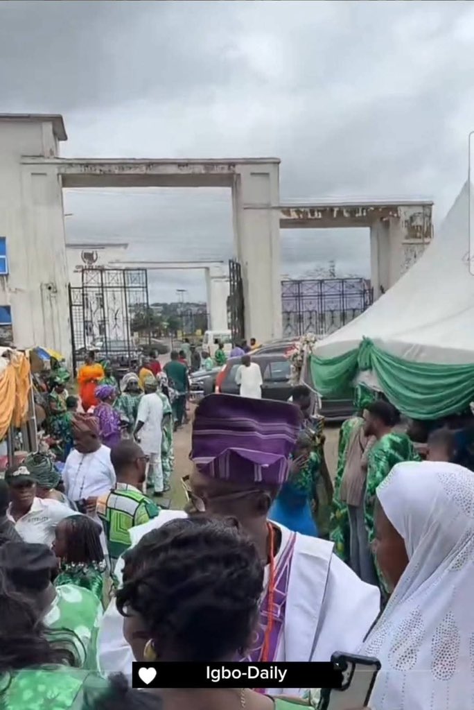 Unabombaar's tweet image. 😳😳😳😳 Amala day in Imo state?!! These yariba people do not know how to respect their hosts!! Who gave them the right to bring Amala into Igbo Land?