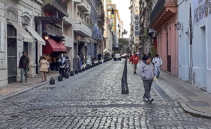 Dos fotos de la misma esquina de Alsina y Defensa en el barrio de Montserrat de Buenos Aires. Diferentes épocas  marcan el contraste. La primera en 1940 se puede ver el tranvía, que dejaría de circular en 1963, y el infaltable canillita. La segunda más actual.
📷 José Díaz Diez