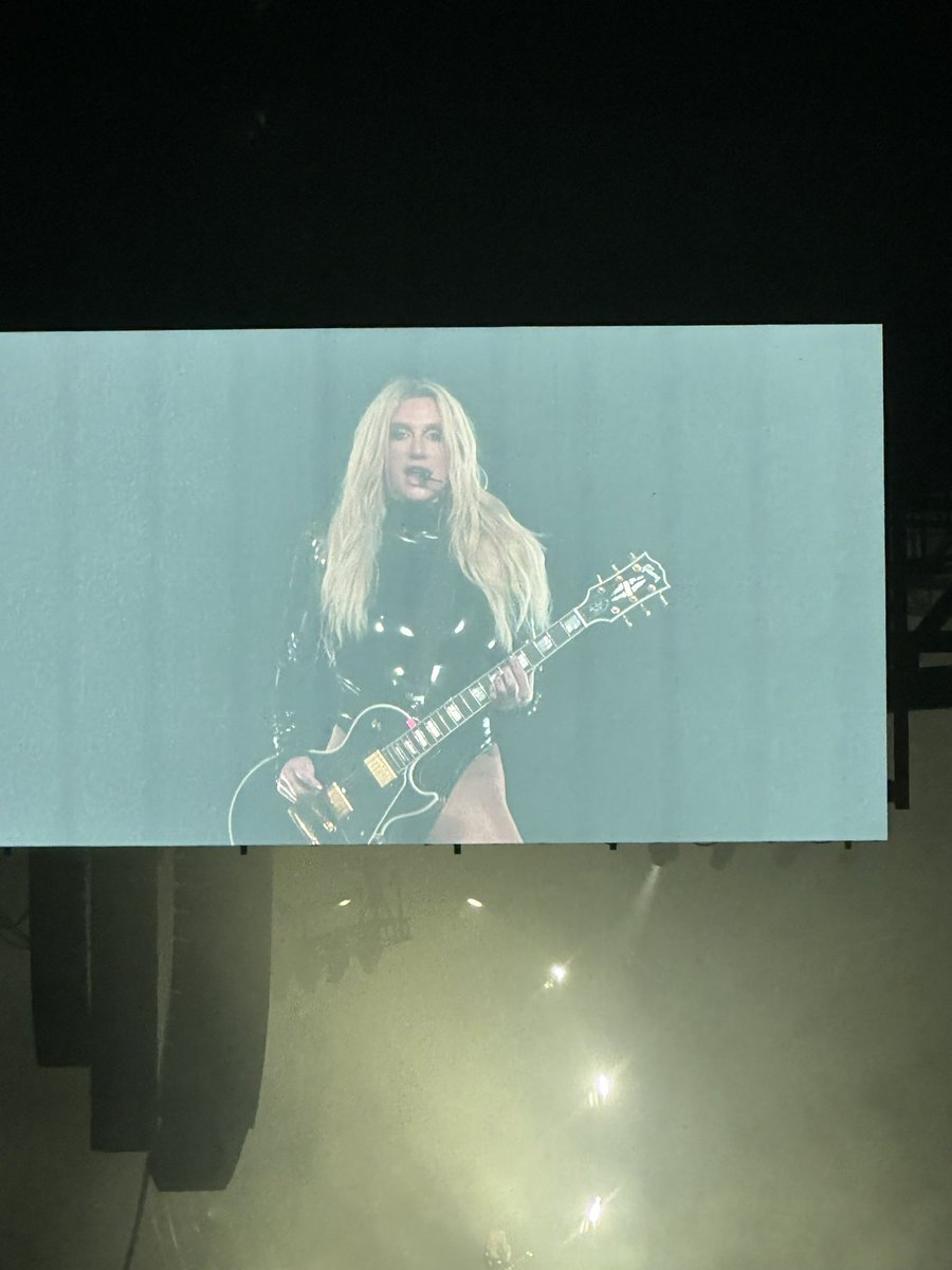 STRAPALIE's tweet image. i saw kesha last night and i can’t shut up about it. also when she sang your love is my drug all i could think about is that one mistynat edit feel free to drop it in the comments