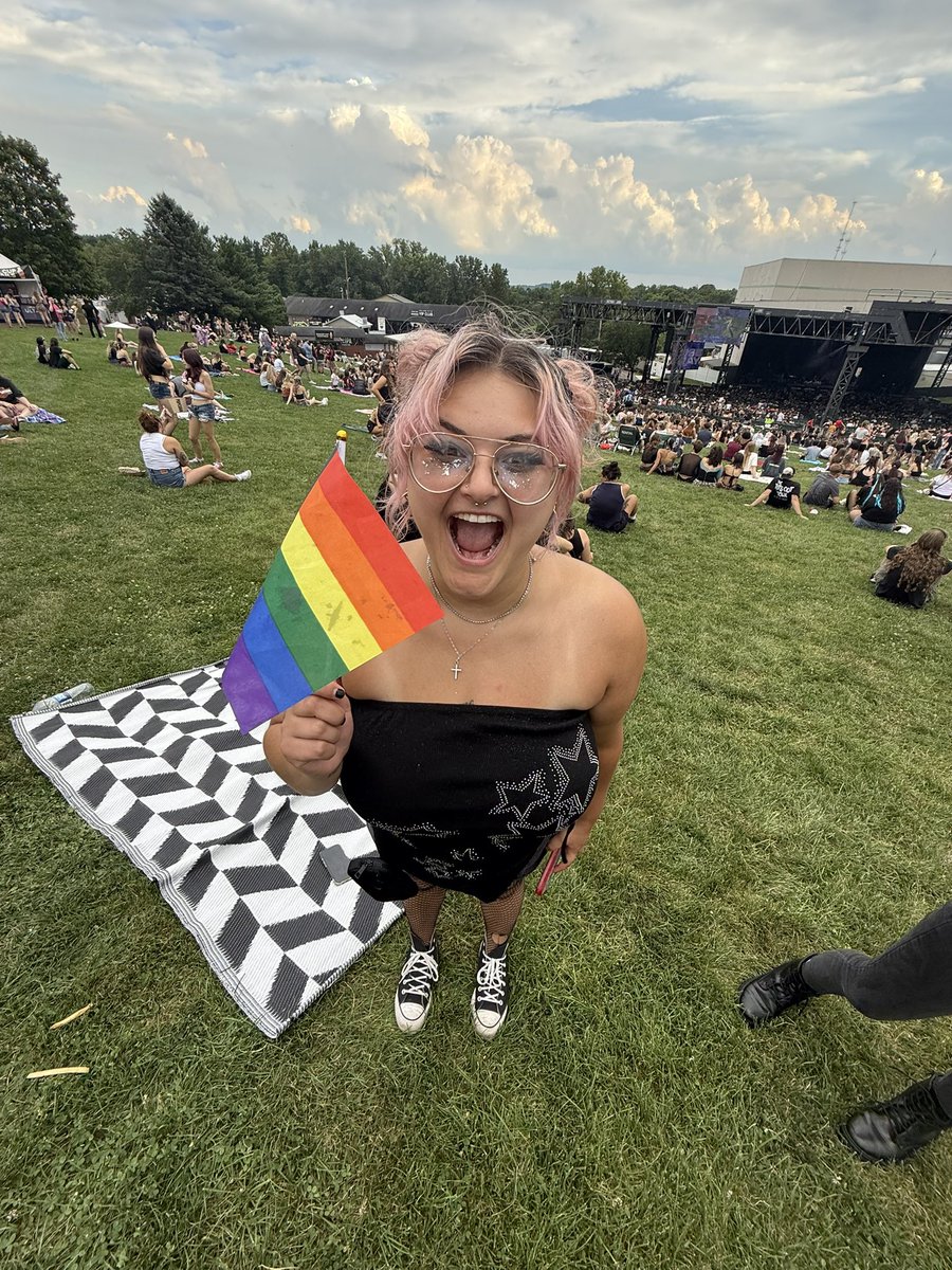 STRAPALIE's tweet image. i saw kesha last night and i can’t shut up about it. also when she sang your love is my drug all i could think about is that one mistynat edit feel free to drop it in the comments