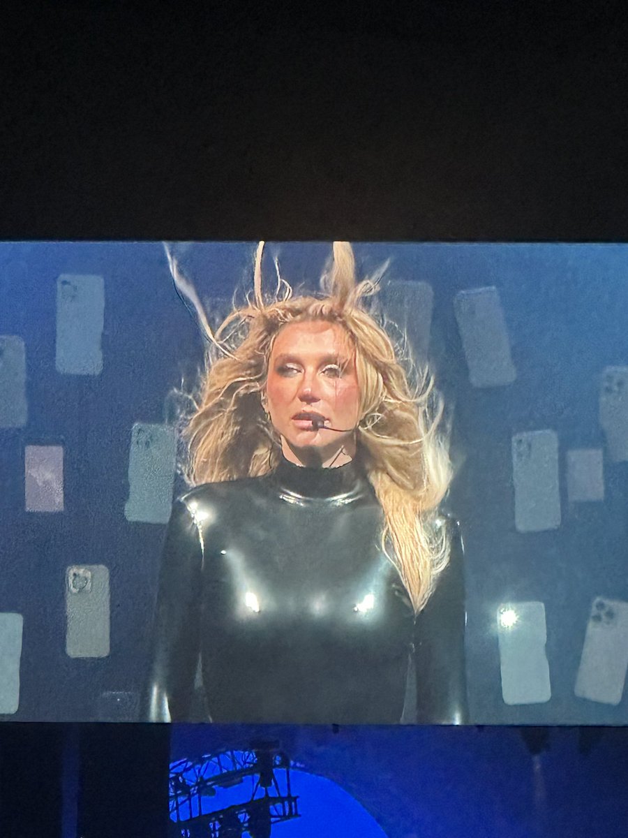 STRAPALIE's tweet image. i saw kesha last night and i can’t shut up about it. also when she sang your love is my drug all i could think about is that one mistynat edit feel free to drop it in the comments