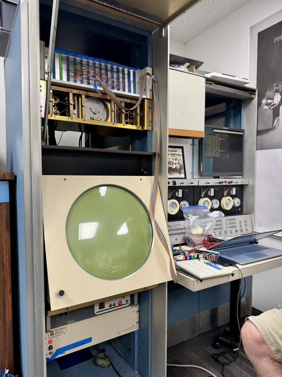 sdf_pubnix's tweet image. Working on bringing up the DEC Type 340 for the PDP-6 today 

icm.museum