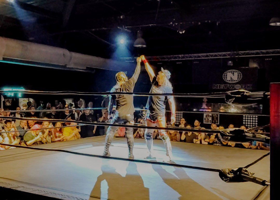 Planeta_Wrest's tweet image. ¡Los Tranquilos de Japon (Tetsuya Naito y BUSHI) vencieron a CPF (Lando y Black) en el evento estelar de RevPro Live en Sheffield 2025!
¡@Jun_22_2025 termina su gira en Inglaterra con 2 victorias!
#内藤哲也 #BUSHI #LIJ #LTJ #RevPro @S_d_naito @BUSHI_ENSERIO @RevProUK