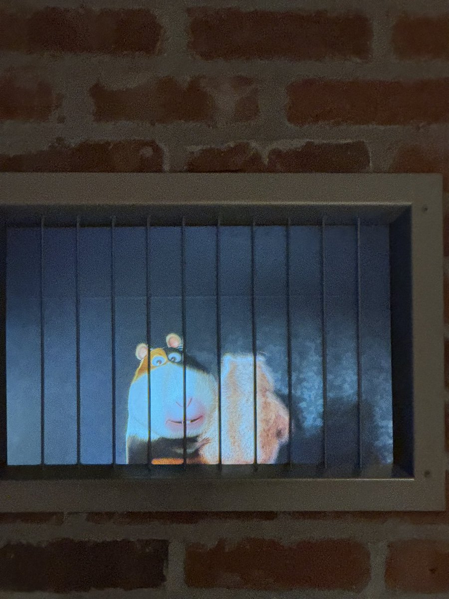 ITSFUN2STEAL's tweet image. Waiting in line and this hamster keeps calling me a puppy