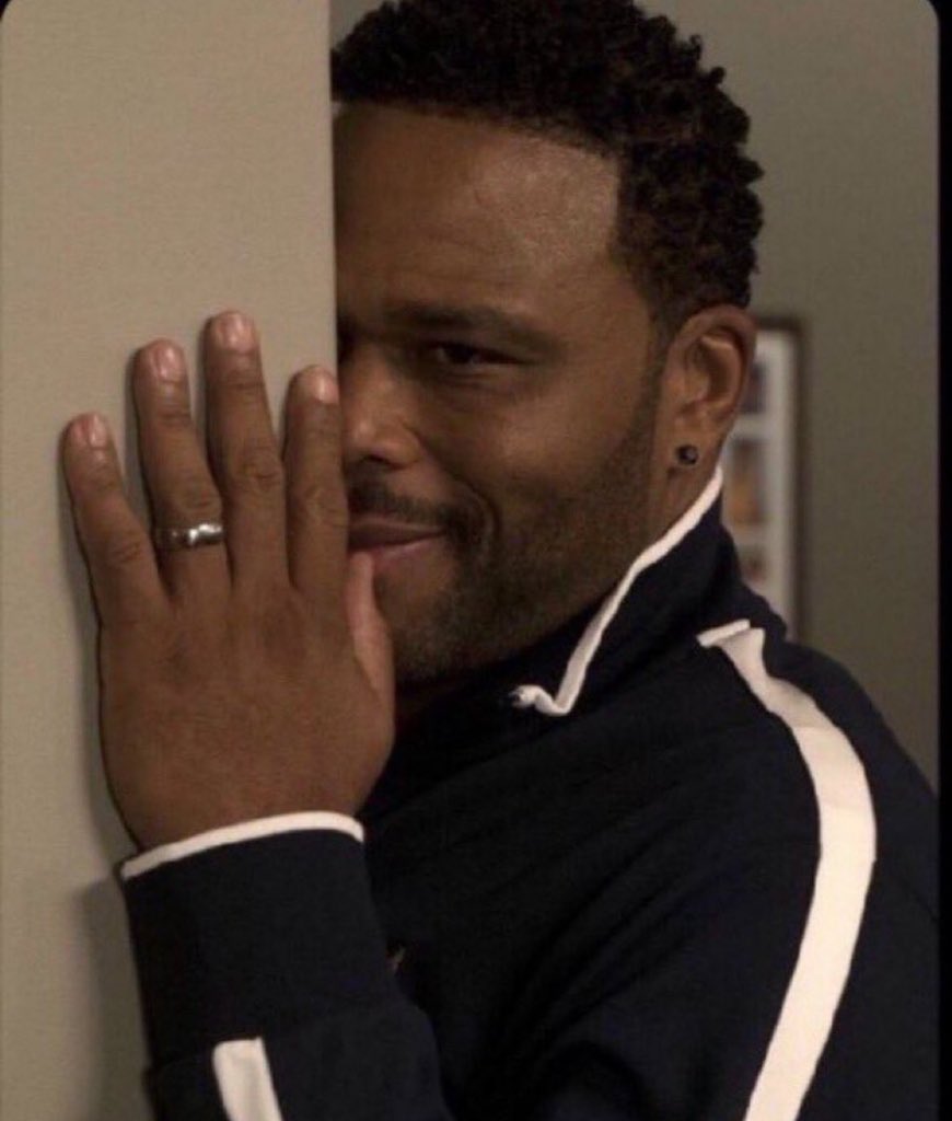 medularreesky's tweet image. Me looking at Spotify when dey want Comot money from my card way i don block 😂