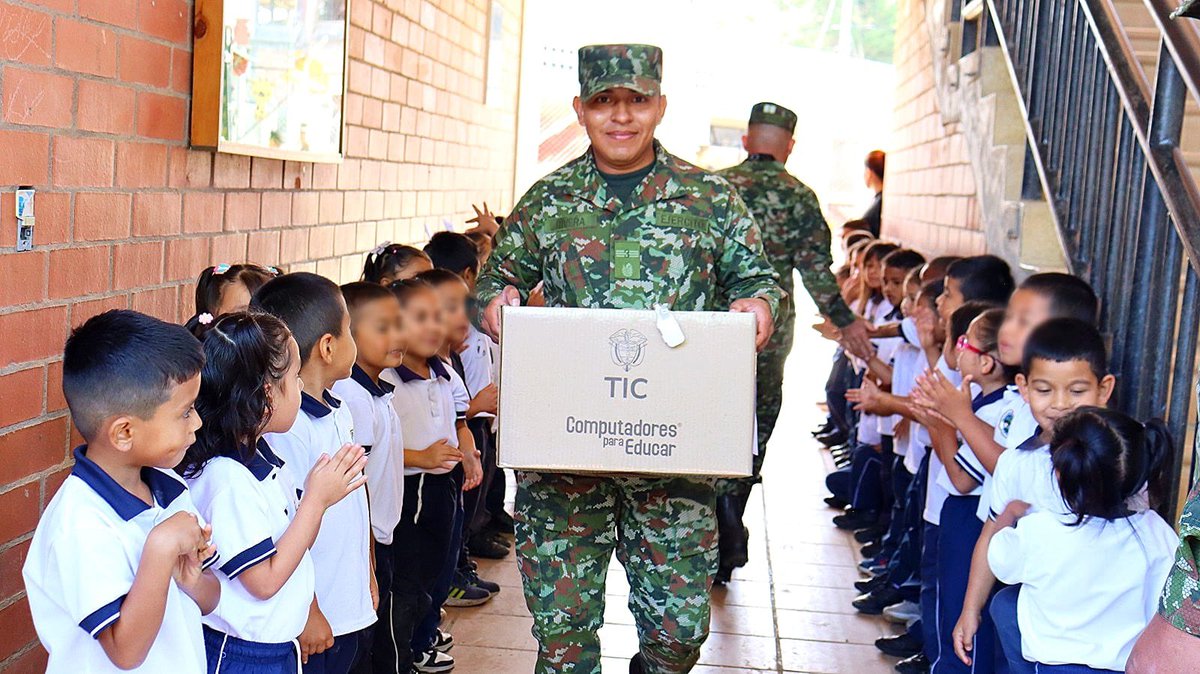 StephBatesPress's tweet image. Las buenas noticias también se tienen que contar. En el #Cauca, 950 estudiantes de 44 sedes educativas recibieron computadores gracias a un esfuerzo conjunto entre el Ministerio TIC, la Gobernación del departamento y el Ejército Nacional.

El Ejército, a través de su Tercera…