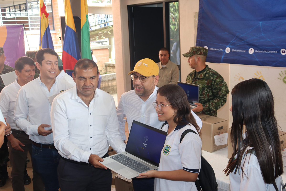 StephBatesPress's tweet image. Las buenas noticias también se tienen que contar. En el #Cauca, 950 estudiantes de 44 sedes educativas recibieron computadores gracias a un esfuerzo conjunto entre el Ministerio TIC, la Gobernación del departamento y el Ejército Nacional.

El Ejército, a través de su Tercera…